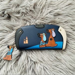 Dog lovers zip around wallet